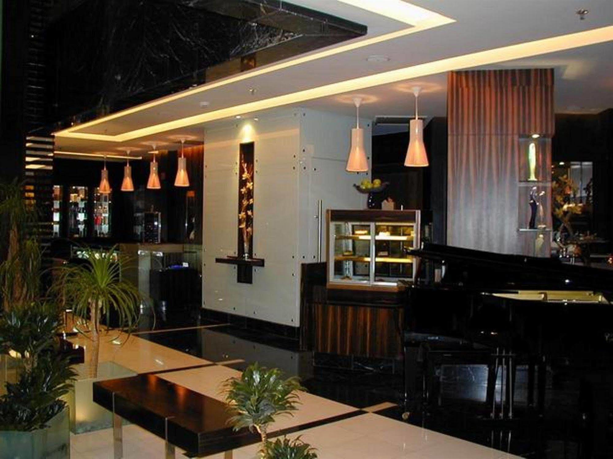 Le Royal Tower Hotel Kuwait City Exterior photo